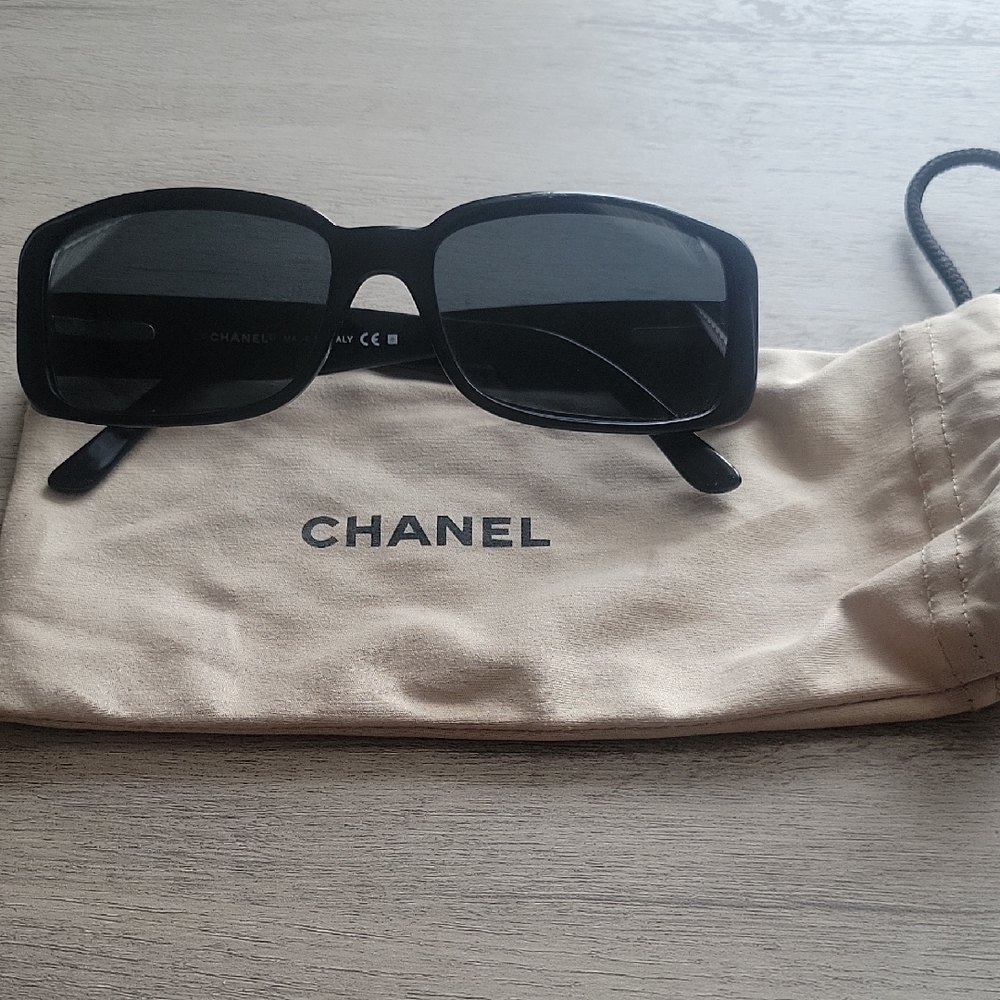 CHANEL 5111 Black Sunglasses with Sleeve Carrier